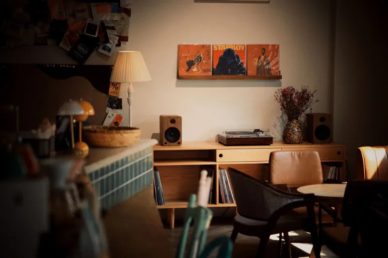 The Soundtrack Behind Your Sip: How Café Music Is Quietly Steering Your Whole Morning